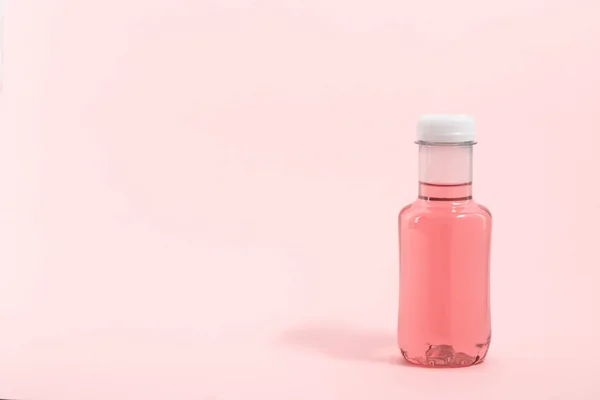 Bouteille Eau Rose Rose Boisson Fond Avec Espace Copie — Photo