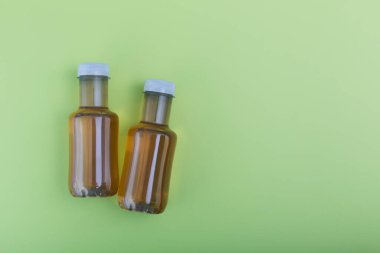 Buzlu çay şişeleri, üst manzara, yeşil arka plan.