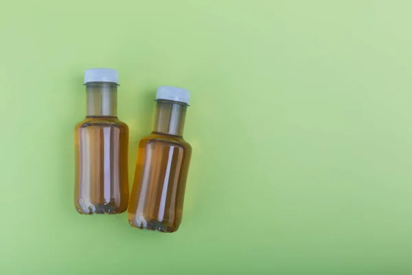 Bottiglie di tè freddo, vista dall'alto, sfondo verde — Foto Stock