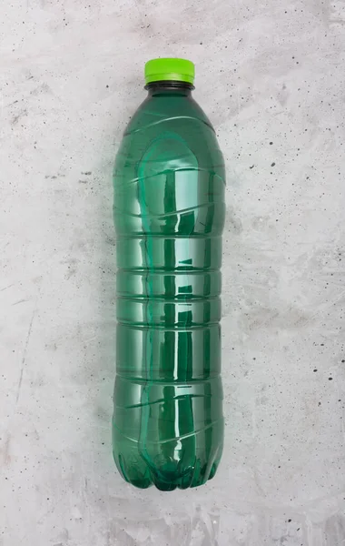 Бутылка ледяного зеленого чая, вид сверху зеленый фон — стоковое фото