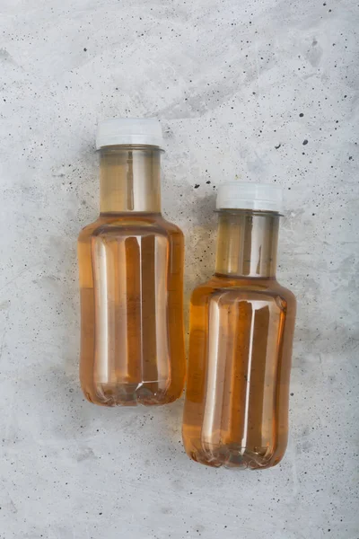 Flaska med rosa vatten dryck, bakgrund med kopia utrymme — Stockfoto