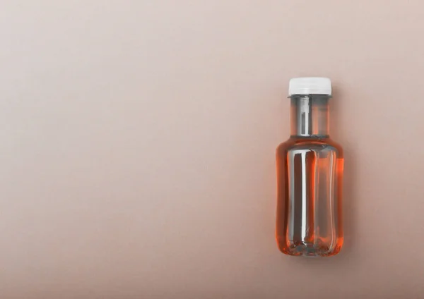 Flaska med iste, ovanifrån beige bakgrund — Stockfoto