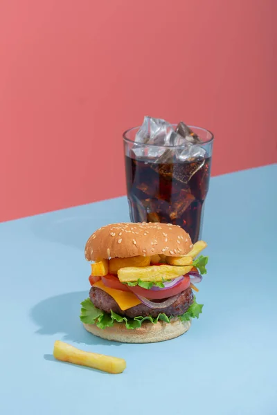 Świeży Soczysty Hamburger Wołowy Umieszczony Kreatywnym Niebieskim Tle Izometryczna Orientacja — Zdjęcie stockowe
