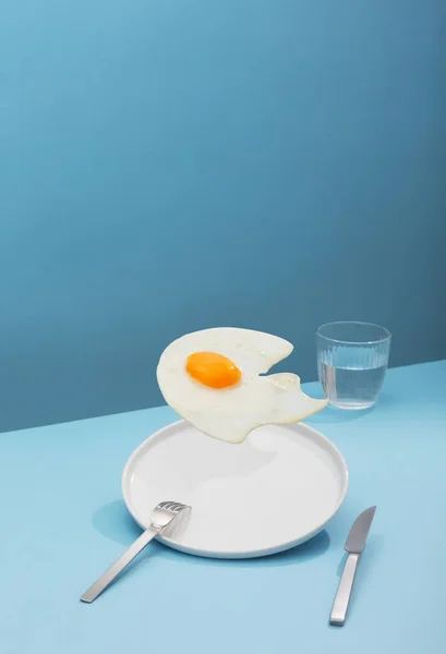 Flying Fried Egg Blue Background Creative Isometric Style Vertical Orientation — Stock Photo, Image