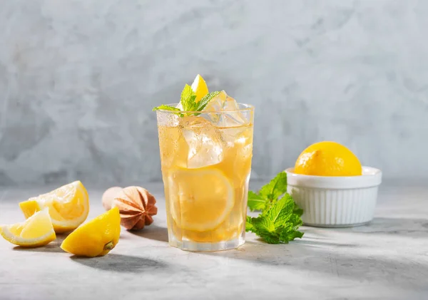 민트와 얼음이 섞인 콘크리트같은 회색 배경 위에 레몬 아이스 차 한 잔 — 스톡 사진
