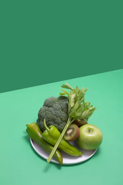 싱싱 한 야채와 푸른 식탁 위의 과일 — 스톡 사진