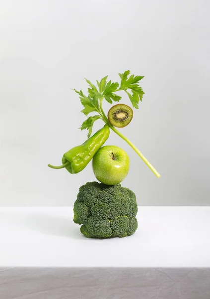 신선 한 야채와 하얀 탁자 위의 과일. 균형잡힌 떠다니는 식품 — 스톡 사진