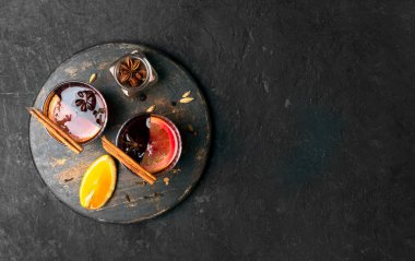 Portakal dilimli sıcak şarap ve anason, kakule ve tarçın gibi baharatlar.