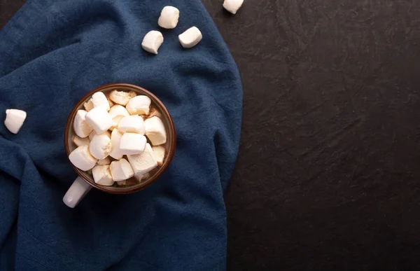 Varm Choklad Med Kanel Och Marshmallow Mörk Bakgrund Med Kopieringsutrymme — Stockfoto