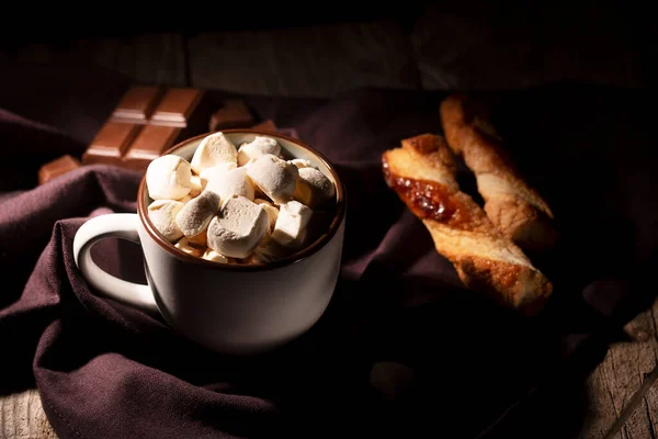 Copa Chocolate Caliente Con Canela Malvavisco Sobre Fondo Madera Oscuro — Foto de Stock