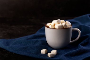 Tarçınlı sıcak çikolata bardağı ve arka planda lokum, boşluğu kopyala