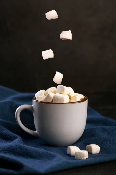 Chocolate Caliente Con Canela Malvavisco Cayendo Sobre Fondo Oscuro Con — Foto de Stock