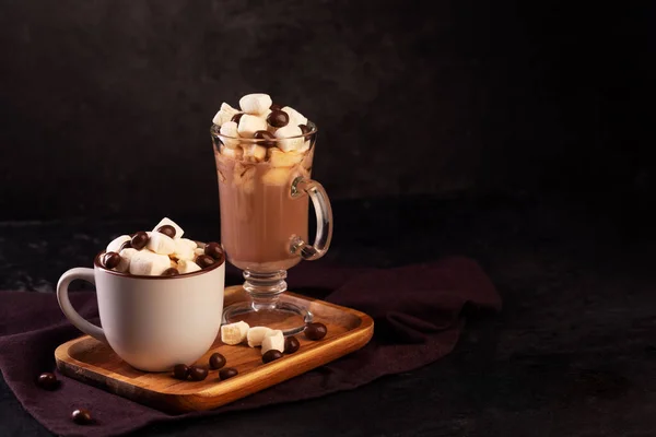 Chocolate Quente Com Canela Marshmallow Fundo Escuro Com Espaço Cópia — Fotografia de Stock