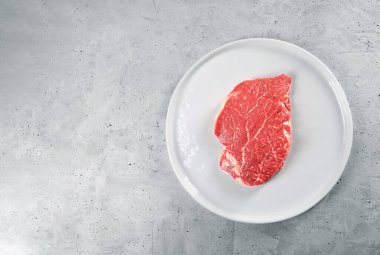 Beyaz tabakta sığır eti, üst manzara.