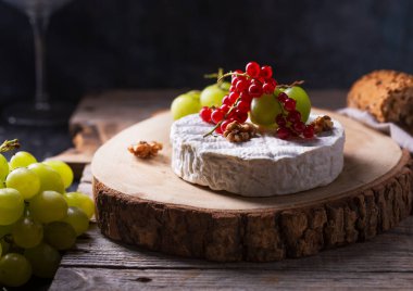 Koyu arkaplanda meyveli, fındıklı ve meyveli peynirli krema.