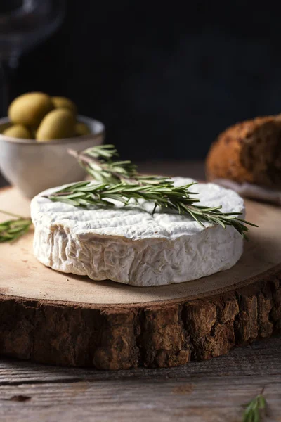 ローズマリー オリーブ パンとダークな背景で焼きカマンベールチーズ 選択的フォーカス — ストック写真