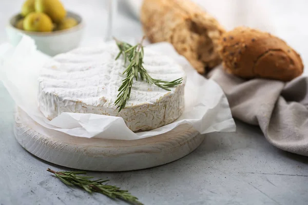 キャンベールチーズとローズマリーとオリーブの白い背景にコピースペース — ストック写真