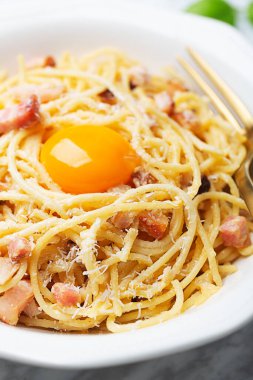 Yumurtalı İtalyan makarna, sert peynir, kurutulmuş domuz guanciale veya pancetta ve karabiber. İtalya 'da tipik yemek. Yakın çekim, seçici odaklanma