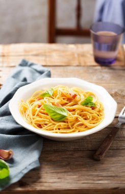 İskemlenin bir parçasıyla ahşap bir arka planda İtalyan carbonara makarna. İtalya 'da tipik yemek.