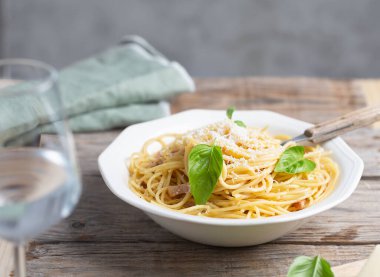 Yumurtalı İtalyan makarna, sert peynir, kurutulmuş domuz guanciale veya pancetta ve karabiber. İtalya 'da tipik yemek.