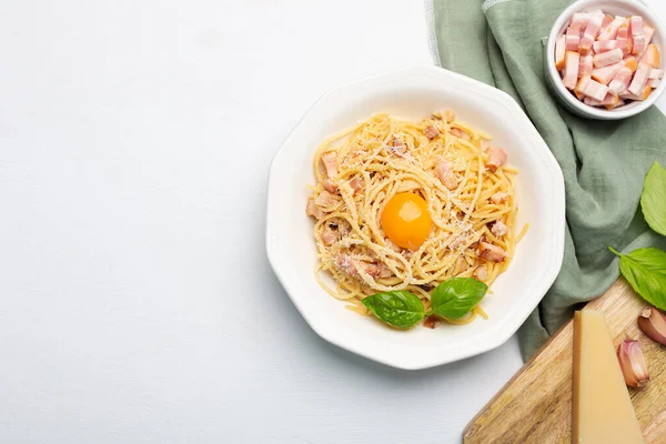 Carbonara Macarrão Italiano Feito Com Ovo Queijo Duro Guanciale Porco — Fotografia de Stock