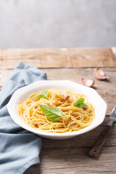 Pasta Carbonara Italiana Sobre Fondo Rústico Madera Comida Típica Italia —  Fotos de Stock