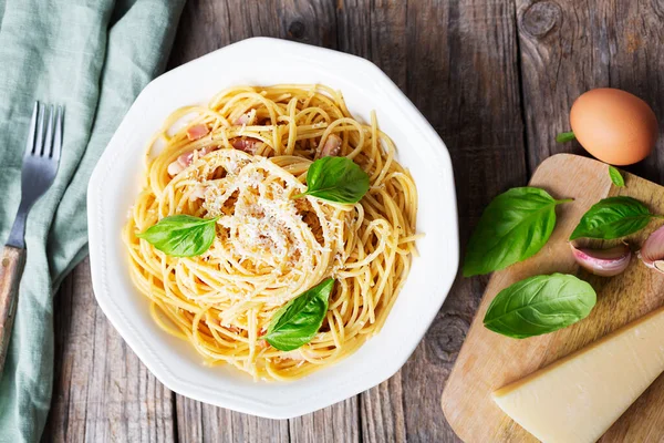Pasta Carbonara Italiana Elaborada Con Huevo Queso Duro Guanciale Cerdo —  Fotos de Stock