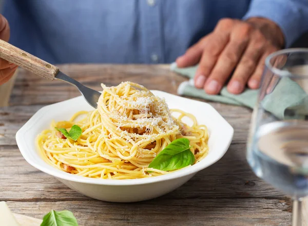 Man Blue Shirt Eating Italian Pasta Carbonara Made Egg Hard — Stock Photo, Image
