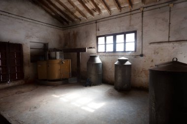 İspanya 'da eski bir şaraphane, Alicante. Güneş ışınları pencereden içeri giriyor.