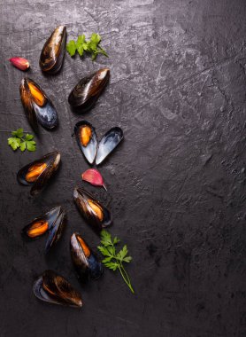 Koyu arkaplanda baharatlı haşlanmış midyeler kopya alanı, dikey