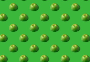 Olgun yeşil elmalardan yapılmış meyvesiz desen, yeme konsepti.