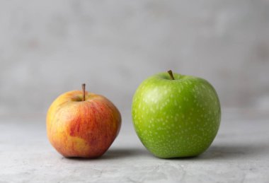 Açı beton arka planda iki elma, yatay