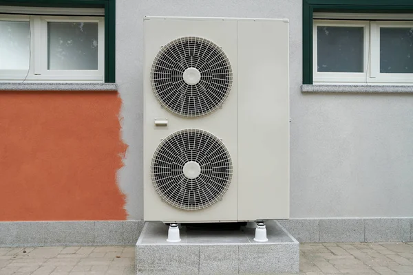 Aire Bomba Calor Agua Para Calentar Una Casa Residencial —  Fotos de Stock