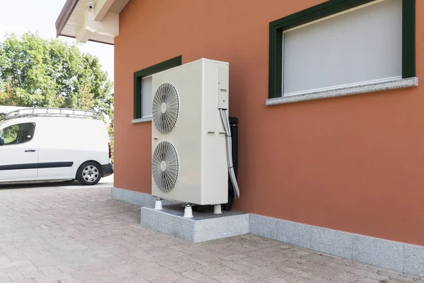 Pompa Calore Aria Acqua Riscaldamento Una Casa Residenziale — Foto Stock