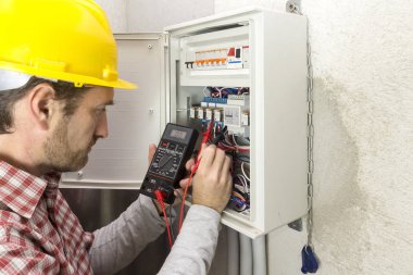 iş yerinde elektrikçi elektrik akımı ölçer