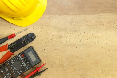Elektrikçi araçlar, bileşenler ve aletleri bir ahşap arka plan üzerinde