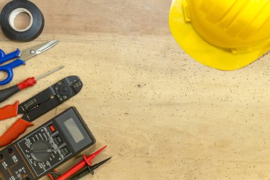 Elektrikçi araçlar, bileşenler ve aletleri bir ahşap arka plan üzerinde