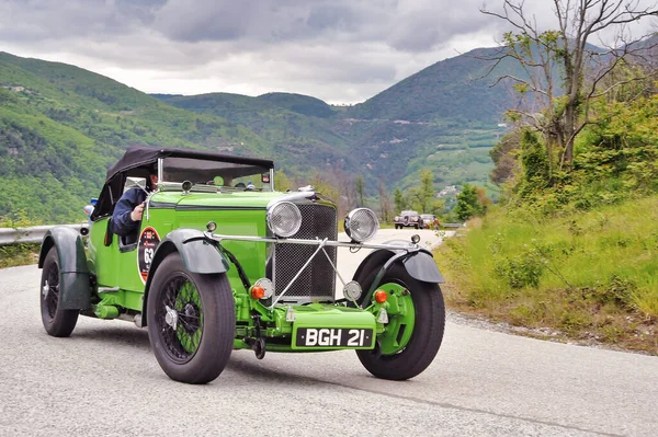 Klasik Talbot 105 klasik spor araba Mille Miglia 2010 tarihi rallisinde Spoleto, Umbria yakınlarındaki dolambaçlı bir kırsal yolda yarışacak. Spoleto, İtalya, 6 Mayıs 2010.