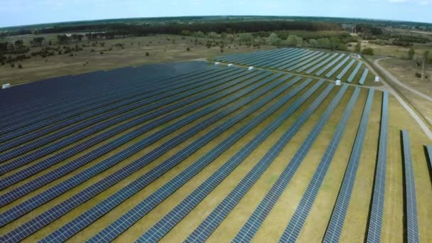 Bir güneş enerjisi istasyonunun üst görüntüsü, yenilenebilir enerji, güneş panelleri. — Stok video