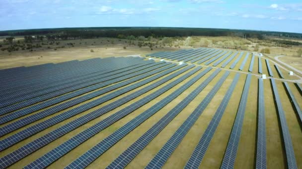 Vue de dessus d'une centrale solaire, énergie renouvelable, panneaux solaires. — Video