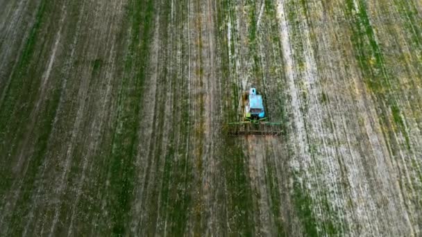 Vista aérea, trator agrícola arado um campo ao pôr do sol.4k — Vídeo de Stock