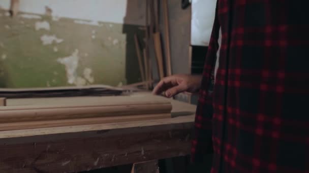 Tangan meluncur di atas produk kayu, gerakan lambat — Stok Video