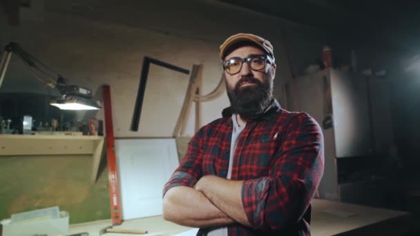 Retrato de um homem barbudo sério de óculos, que está de pé com os braços cruzados e olhando para a câmera — Vídeo de Stock