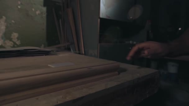 Hand glijdt over een houten product, slow motion — Stockvideo