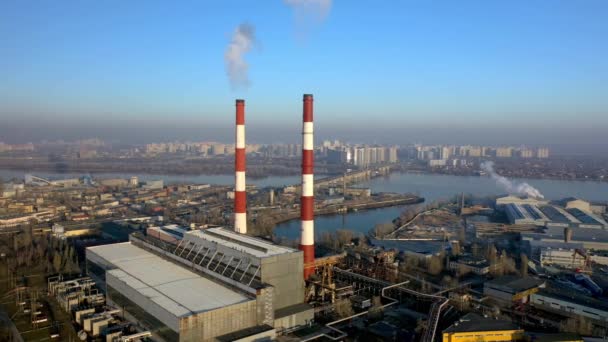 Fábrica en la ciudad, vista superior dos tuberías de las que proviene el humo . — Vídeos de Stock