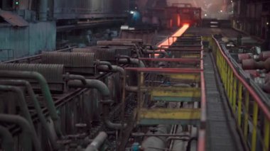 Sıcak metal levha taşıyıcıda hareket ediyor. Yavaş çekim.