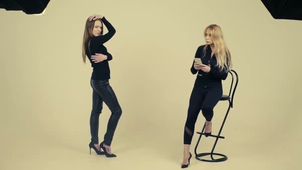 Kvinnlig modell i svart poserar för fotot i studio, kvinnlig lärare utbildning modell Slow Motion — Stockvideo