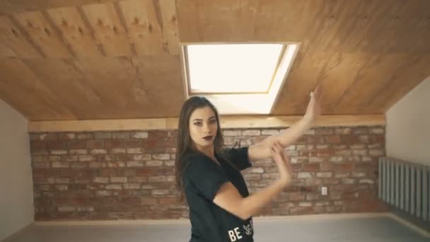 Beautiful athletic girl dancing vogue and jumping Mid shot — Stock Video