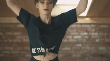 Vogue dans ve portre atlama güzel atletik kız