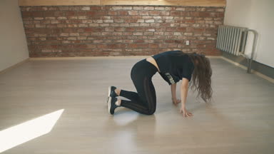 Çekici kız twerk kahverengi studio arka dans